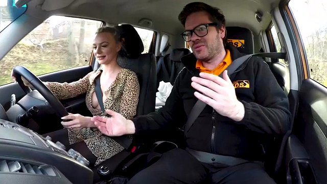 Busty baby řidičský student veřejně v prdeli venku v autě