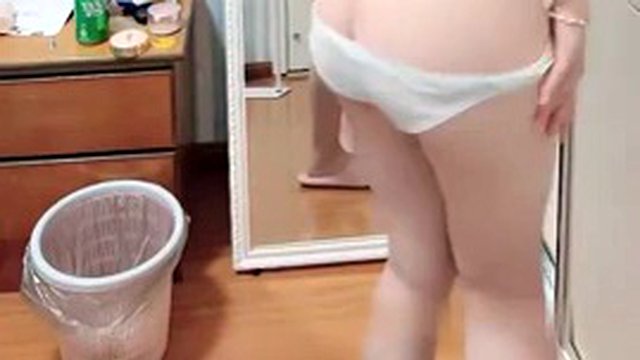 Domestic anchor【Xiaoyuebao】School beauty girl~! Pure school uniform~Close-up of breaking holes~Masturbation with new props