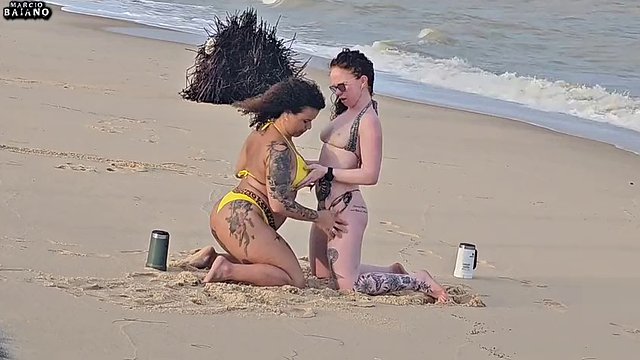 DOS LESBIANAS JUGANDO EN LA PLAYA FUERON RECOGIDAS POR UN TURISTA Y LES FOLLARON EL CULO