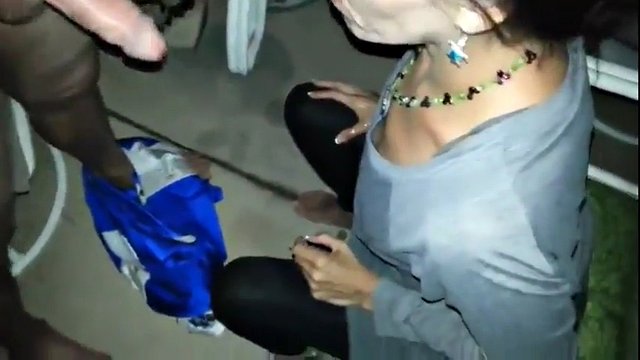 زن عاشق یوگا با شوهر بداخلاقش کثیف صحبت می کند
