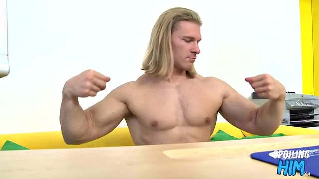 Ripped zaddy gets asshole streched