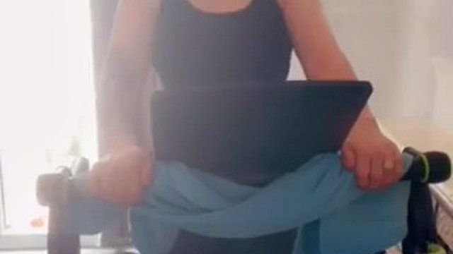 Macocha na bieżni biega jak zdzirowata suka