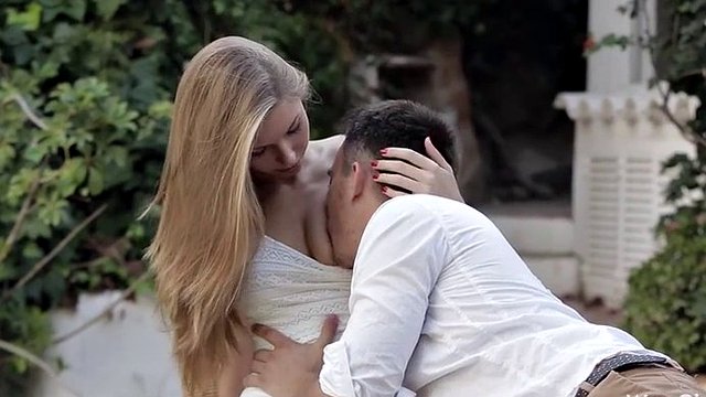 Absolut unglaubliches Babe in einem weißen Kleid von ihrem Mann gefickt