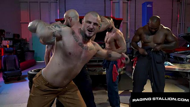 Five Hung Studs عیاشی حماسی در گاراژ دارند ft. Terry Strokes & Jax Phoenix اثر Raging Stallion: Gay Porn