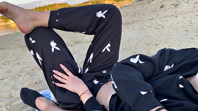 Hot tenåring gir risikabel offentlig blowjob og footjob på stranden