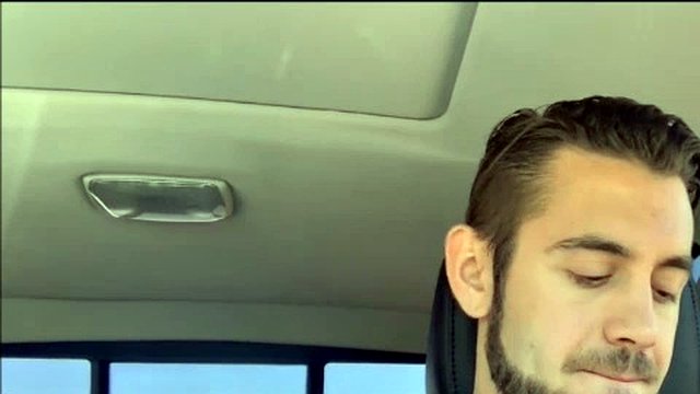 mec se masturbe dans la voiture