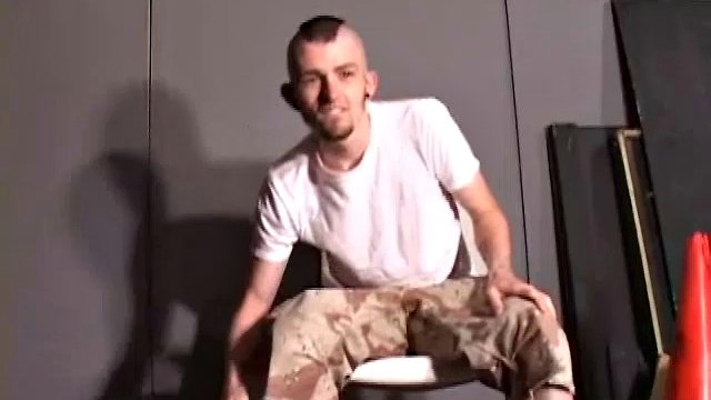 Mit Gesichtsbehaarung, einem Irokesenschnitt und vielen Piercings hat Nick Stevens diesen Bad-Boy-Look. Er lässt seine Hose fallen, behält aber sein Hemd an. Während ein Pornovideo läuft und sein Schwanz eingeölt ist, beginnt er zu streicheln.