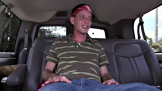 Der unter Drogen stehende Str8 bekommt für Geld einen schwulen Blowjob im Outdoor-Van
