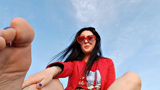 Foot fetiš na pláži u moře. Paní Nika kouří a svádí vás nohama a prsty