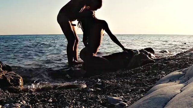Troia itinerante stuzzica un videografo e lo scopa sulla spiaggia