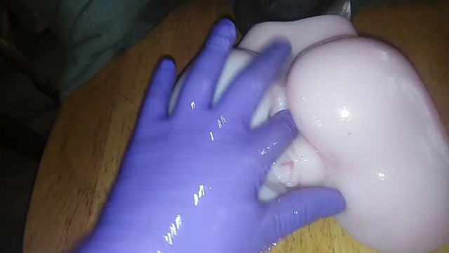 ALLE MEINE MÜTTER LIEBEN #A - DOLLSEX LILA LATEXHANDSCHUHE FISTFICKEN
