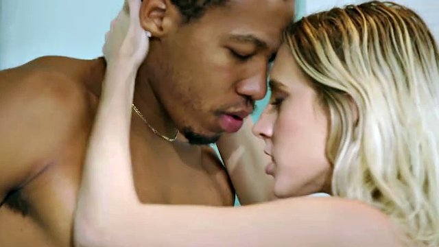 candice rubia caliente anhela que la serpiente negra se arrastre entre sus muslos