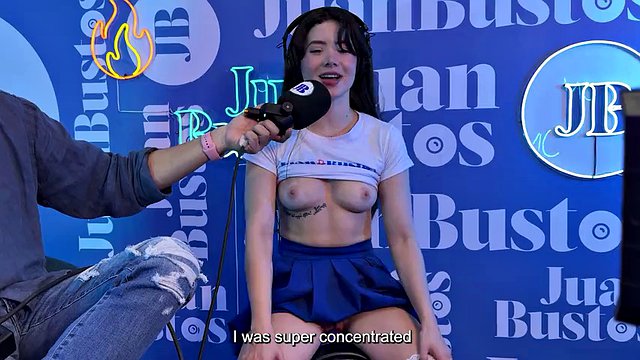 Soifiee Cooper, una mora dedita al sesso a tre, sborra raccontando le sue fantasie e il podcast di Juan Bustos