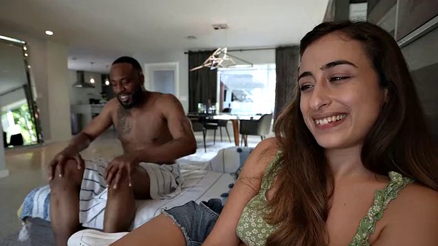 Filmando a mi esposa correrse en su primera polla monstruosa - TouchMyWife
