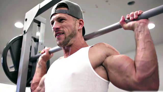 SHOCKING AND SHOCKING! Two men start having hardcore gay sex in the gym!