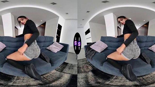 La cachonda Breiny Zoe frota su jugoso coño hasta el orgasmo - TmwVRnet: porno morena, en solitario y masturbación