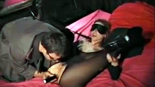 Sesso bono anale con collant: cowgirl, leccate e porno con grandi tette