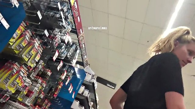 mom pussy upskirt