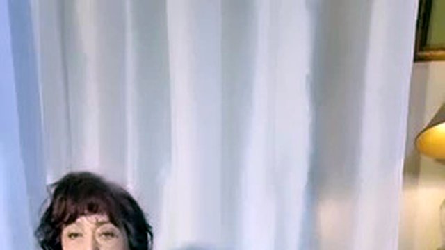 Maître, je vous offre ma chatte poilue latina mature et mon clitoris à goûter et pénétrer ! Regardez-moi vous séduire!