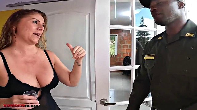 L'énorme BBC de XanderBlackx livre le cul d'une MILF blonde latina
