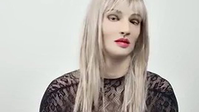 Crossdresser loira brinca com meias corporais e goza muito