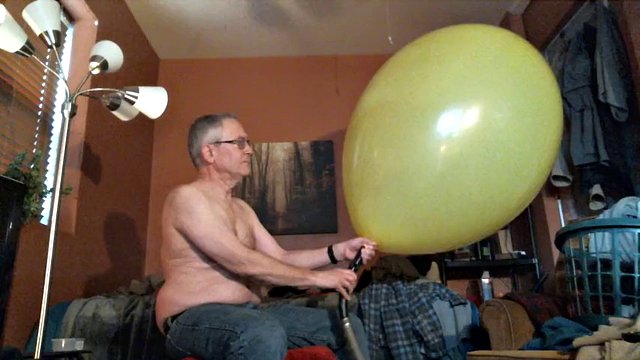 Wichse auf einem riesigen 36-Zoll-Ballon! - 2-21 - Balloonbanger
