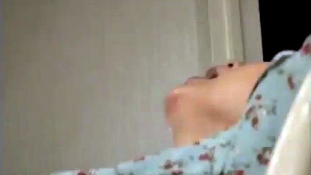 ama de casa japonesa descuidada se masturba mientras su esposo se va