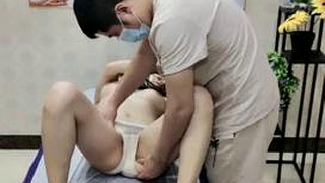 Service de massage érotique spécial pour les clientes aux gros seins du centre de bien-être : porno