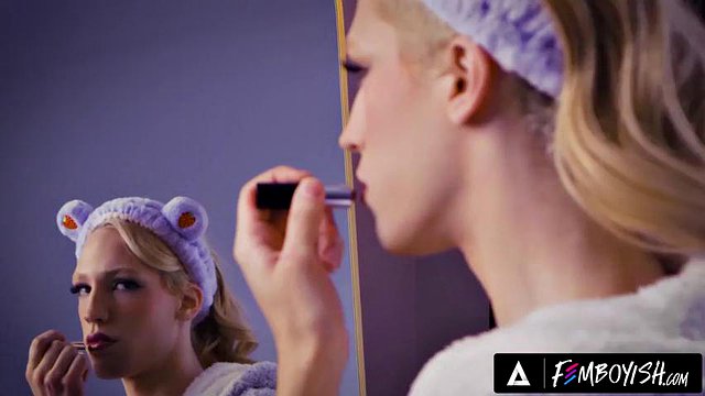 FEMBOYISH - Femboy Troy River lota sensualmente il suo corpo liscio mentre DILF Manuel Skye viene catturato