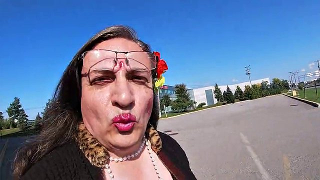 Schmutzige reife Sissy, Crossdresserin, draußen, Sonnenbaden, blinkend, höllisch geil, will erwischt werden