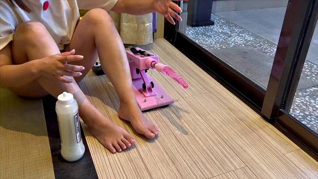 Eine Studentinnen, die es nicht aushalten kann, weil sie keinen Sex mit ihrem Freund in einer Fernbeziehung hat und ihr sexuelles Verlangen mit Piston Masturbation befriedigt