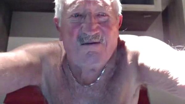 Opa Show auf Webcam