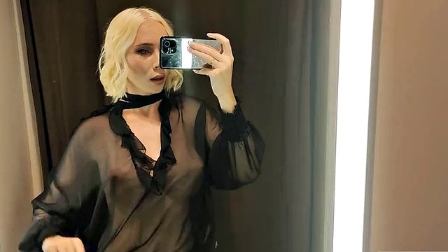 Abiti completamente trasparenti, provando abiti trasparenti nel camerino