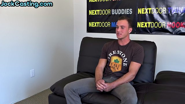 Sexy Amateur-Jock mit tätowiertem Schwanz beim Casting
