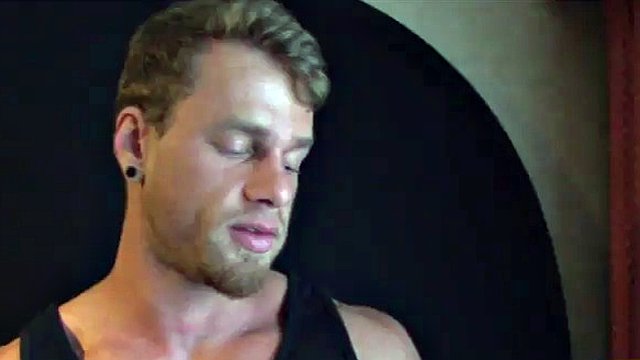 muscle bodybuilder rimjob with cumshot
