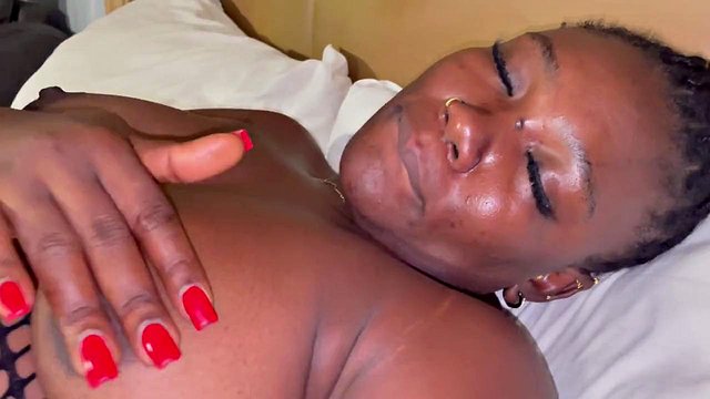 La figa viene martellata più forte mentre Sex Naija 1 morde il seno
