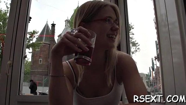 Nadržený stařík jde do Amsterdamu: Kouření, hardcore a amatérské porno