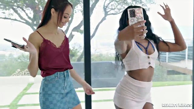 Le pornostar Alexis Tae, Amari Anne e Kylie Rocket Cunnilingus a 3 vie