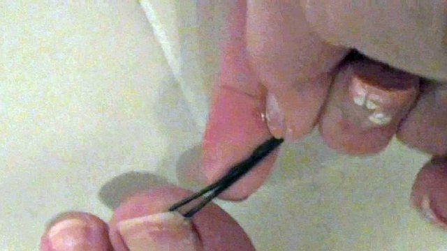 limpieza de dedos de los pies con la princesa bridgette