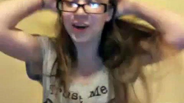 Nerdy Webcam se masturbe devant la cam : gros seins, porno amateur et gode