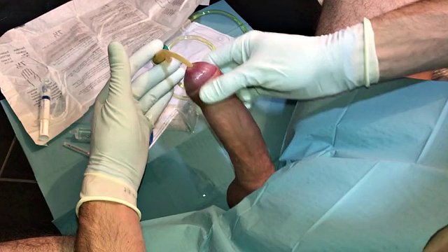 Den første smertefulle innføringen av et kateter med cumshot i urinrøret