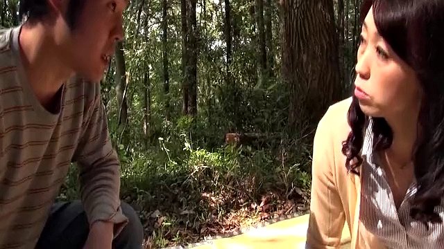 M821G03 Outdoor vaginal shot SEX of a mature woman who erects her nipples and feels the runaway of a young man full of sexual desire!
