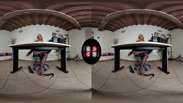 pernas debaixo da mesa