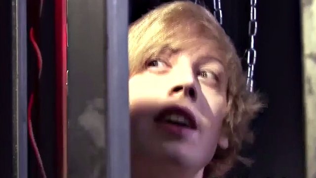 caras britânicos do reino unido em bondage chupando pau