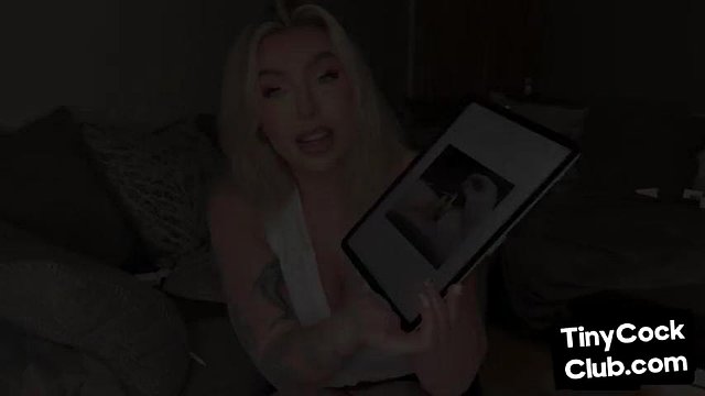 Naughty Blonde Dirty Comment en línea