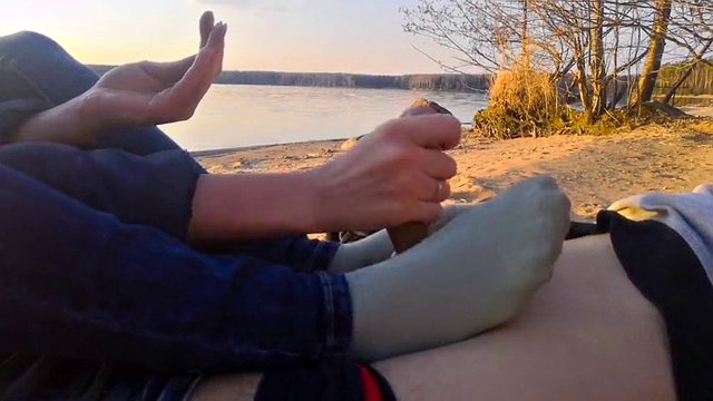 Oxy le hizo una paja con los pies en un lugar público junto al estanque