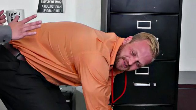 Špatný gay šéf šuká svou úřednici za lepší plat