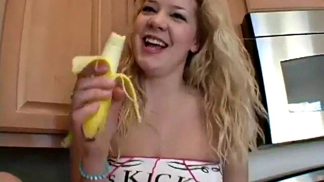 Troia adolescente solitaria e perversa mastica una banana