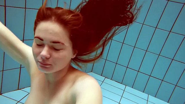 Deuxième fuite de Lola nue sous l'eau