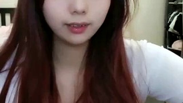 China's live broadcast of the little fairy who just came out of the sea, [Little Wild Horse], nurse costume, born in the 00s with a good figure and big breasts, holding a toy and stabbing herself